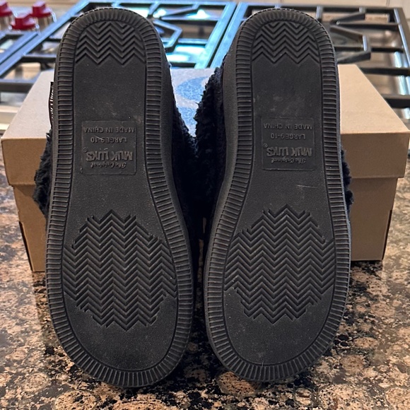 Muk Luks Women's Anais Moccasin Slippers Worn Once - Size L - Color Black Geo - Picture 4 of 6